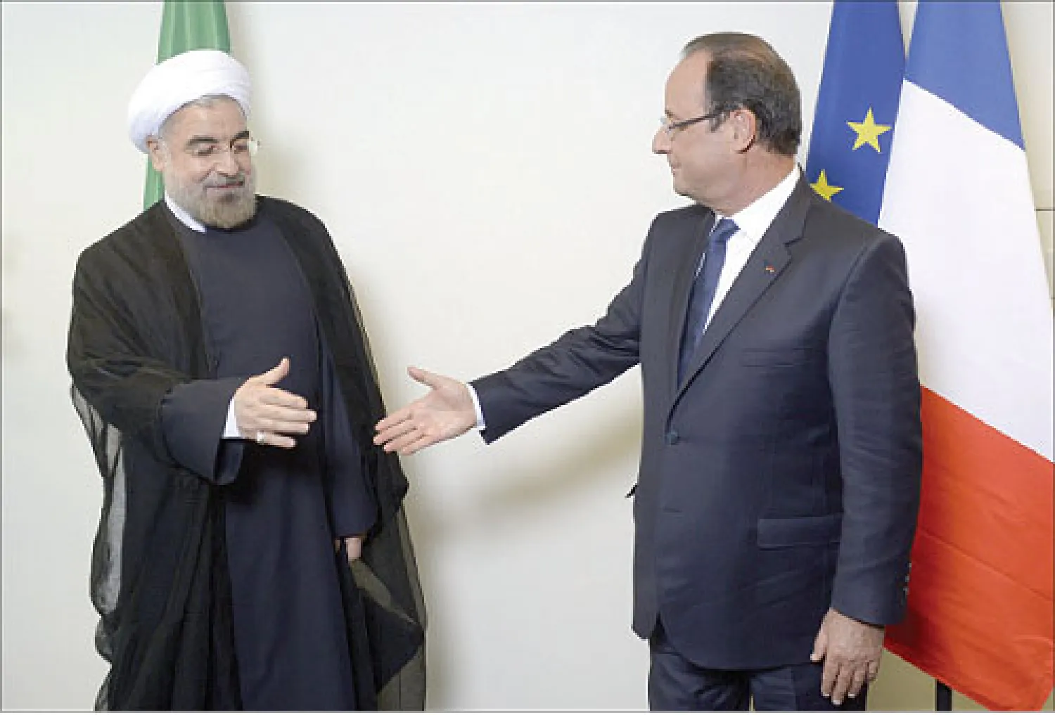 الرئيس الفرنسي فرنسوا هولاند يصافح الرئيس الايراني حسن روحاني في نيويورك أمس (أ.ف.ب)