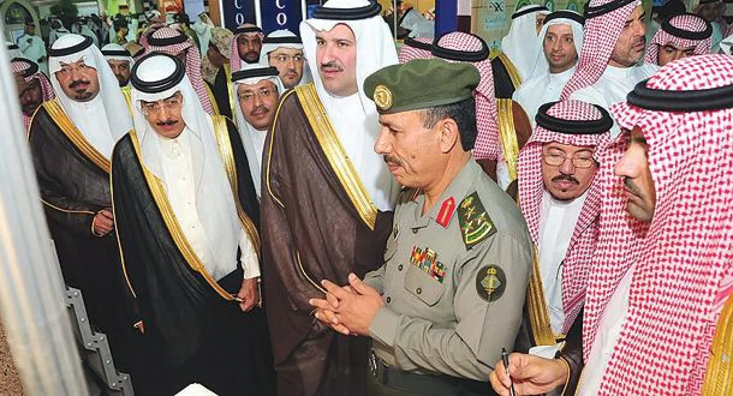 الأمير فيصل بن سلمان لدى تدشينه معرض «بنيان 6» في المدينة المنورة مساء أمس (واس)