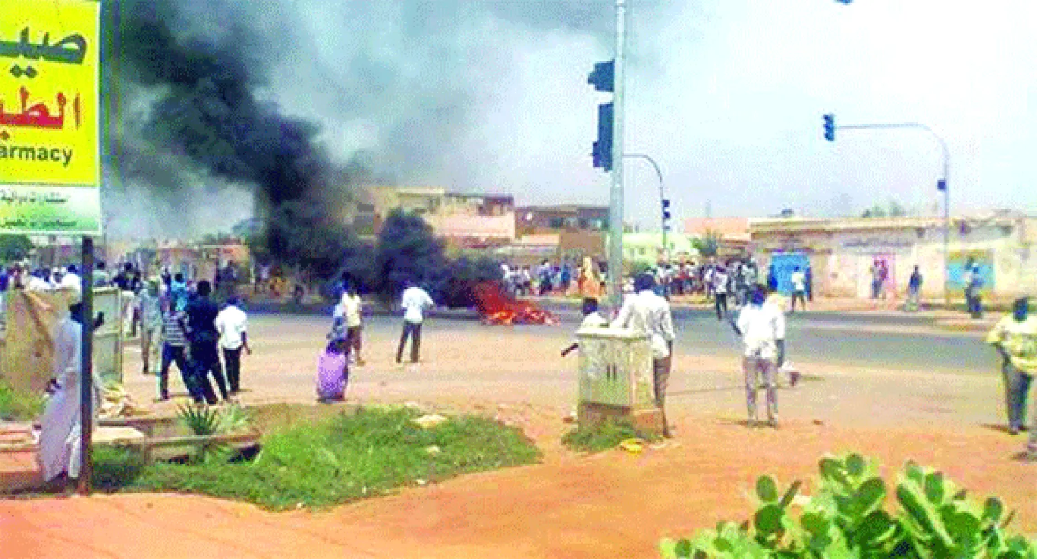 محتجون سودانيون في ضاحية الكلاكلة جنوب الخرطوم («الشرق الأوسط»)