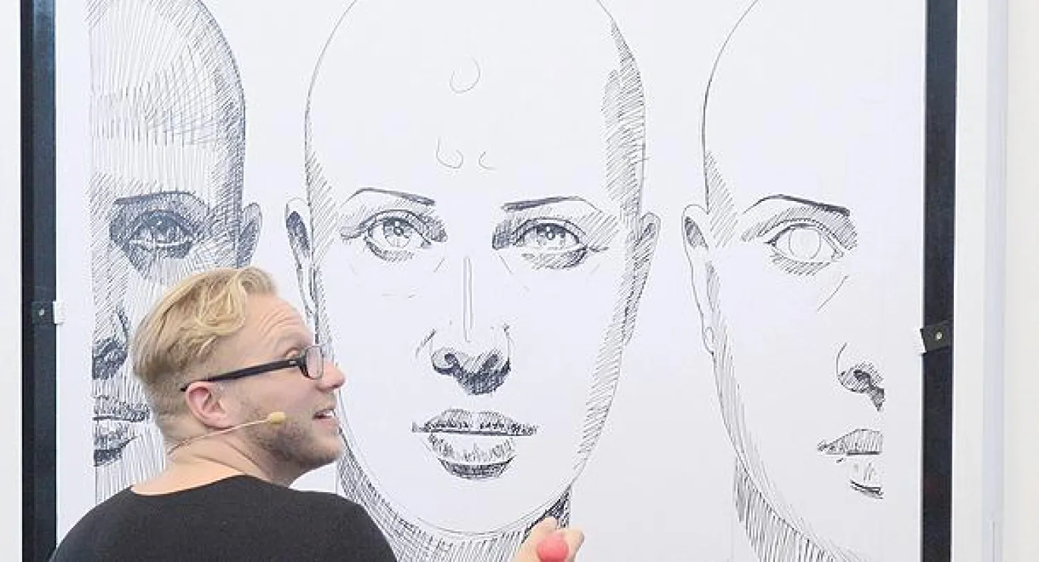 الرسام النمساوي أليكس كيسلينغ في فيينا  خلال تجسيده فكرة «فن بلا حدود» (إ.ب.أ)