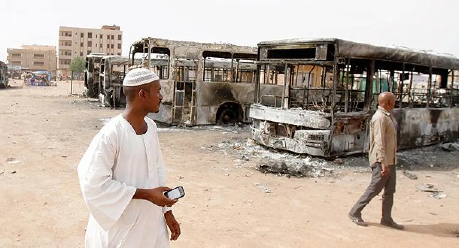 حافلات في الخرطوم أمس احرقها محتجون سودانيون ضد رفع الحكومة السودانية الدعم عن المحروقات (إ.ب.أ)
