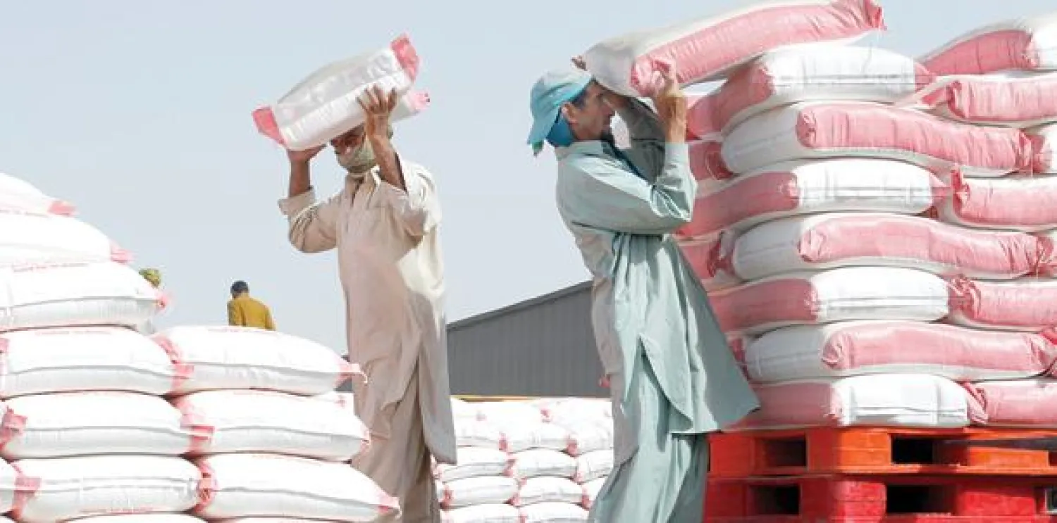 جانب من مناولة أكياس الدقيق في جدة غرب السعودية («الشرق الأوسط»)