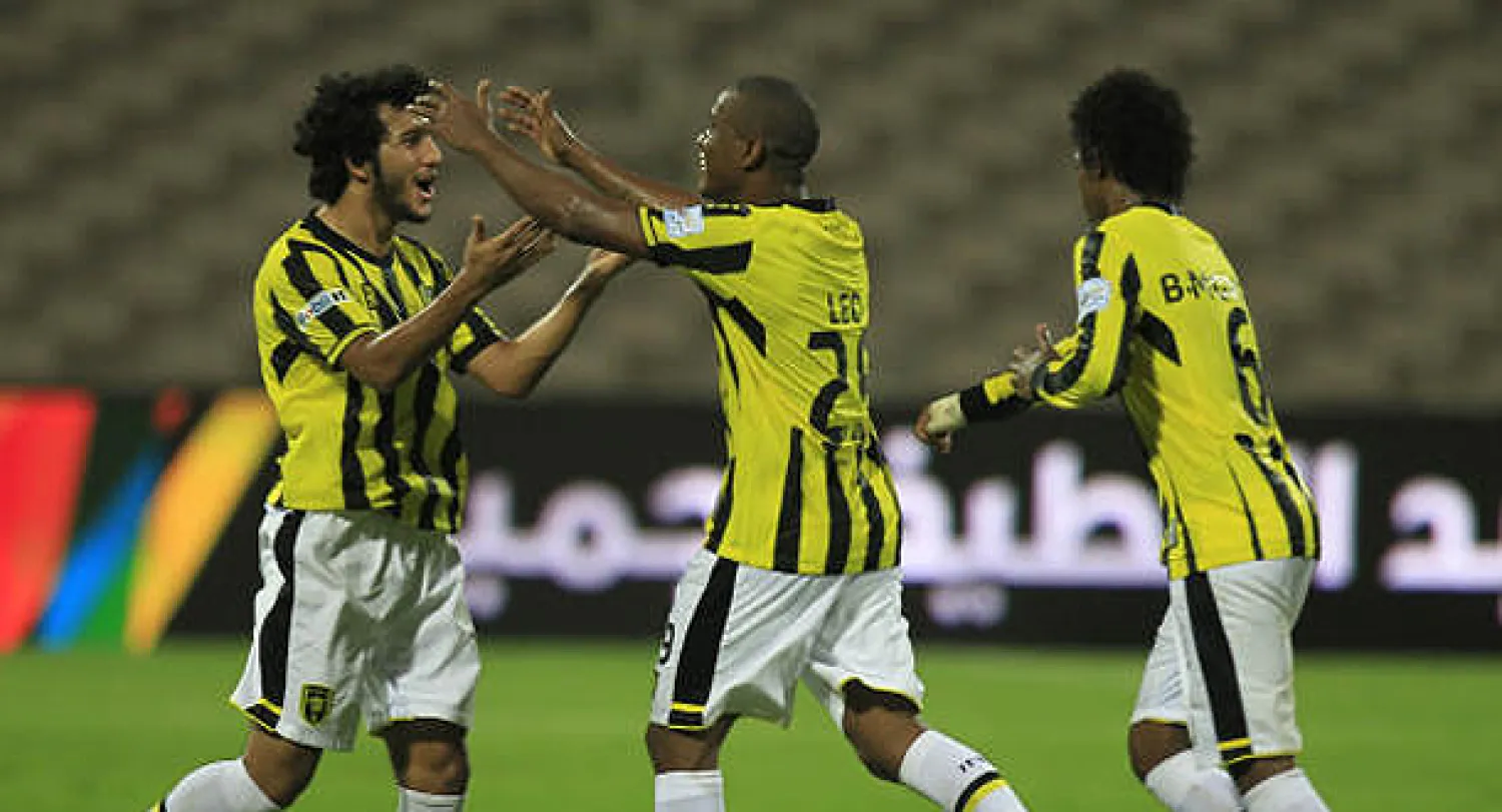 لاعبو الاتحاد يحتفلون بهدف زميلهم بونفيم في التعاون (تصوير: عدنان مهدلي)