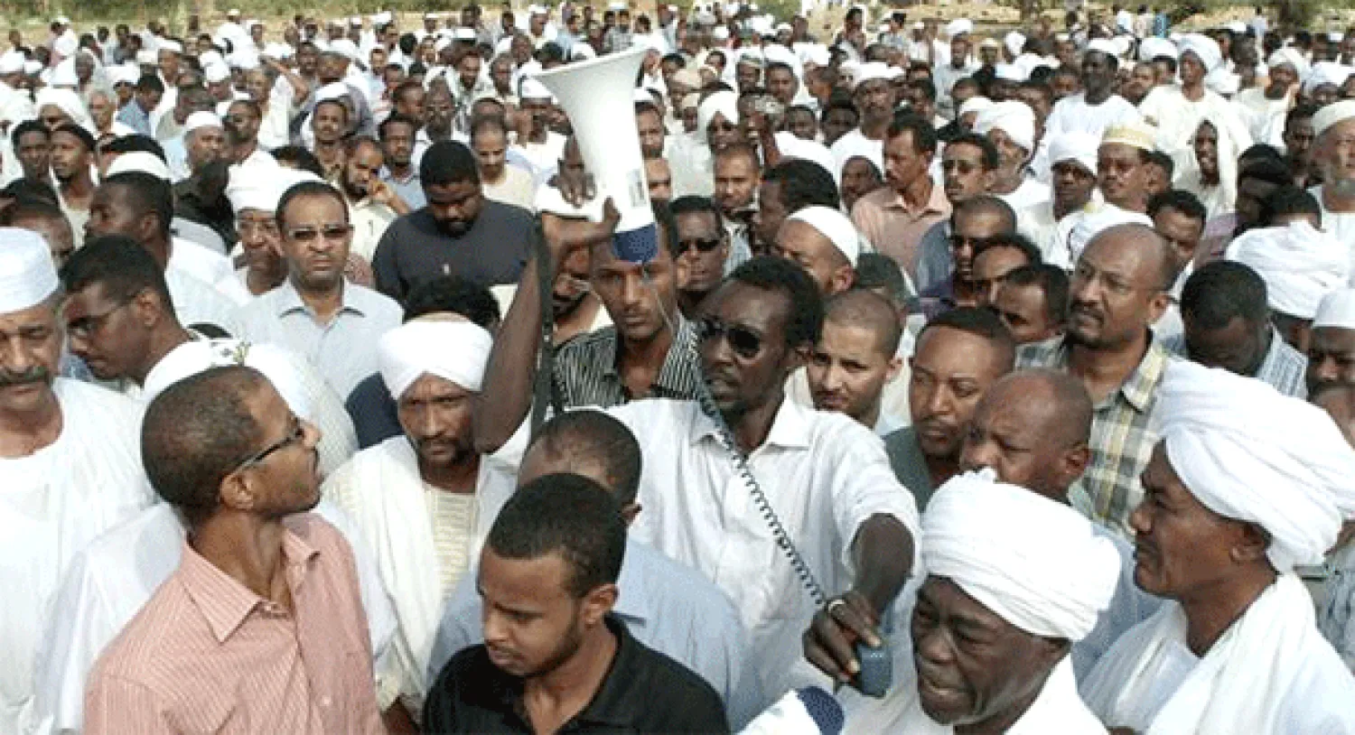 حشود من الأهل والأصدقاء أثناء تشييع صلاح مدثر (28 سنة) الذي قضى أمس في اشتباكات عقب احتجاجات بالعاصمة السودانية الخرطوم