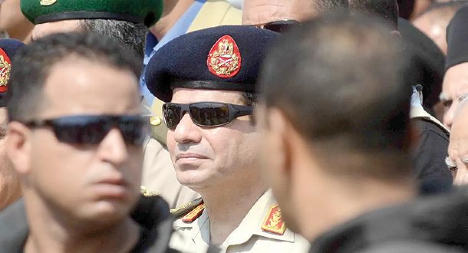 قائد الجيش المصري الفريق أول عبد الفتاح السيسي خلال مشاركته في تشييع جنازة اللواء الراحل نبيل فراج  الذى قتل في الدقائق الأولى من عملية اقتحام أوكار الإرهابيين في كرداسة الشهر الحالي (أ.ف.ب)