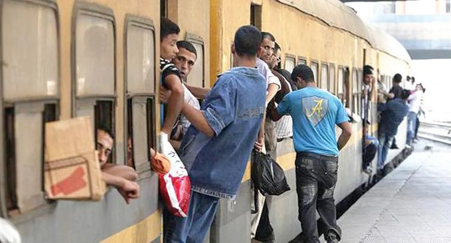 أحد القطارات التي خرجت أمس من محطة بنها إلى الإسكندرية («الشرق الأوسط»)