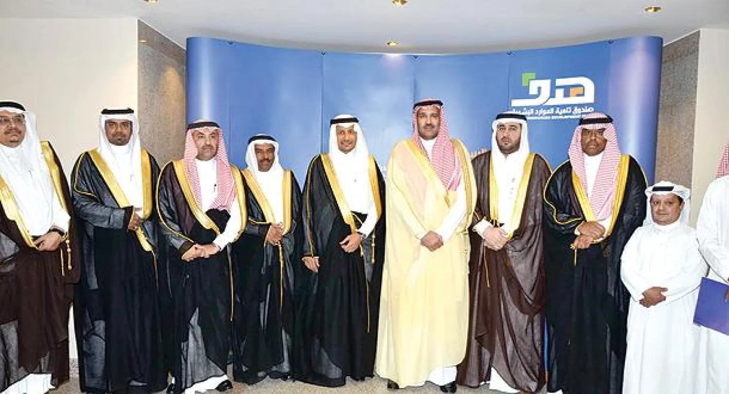 الأمير فيصل بن سلمان لدى تدشينه مركز الخدمة الشاملة في المدينة المنورة أمس (واس)