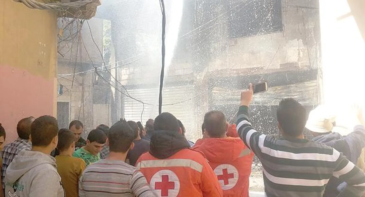 رجال الإطفاء يخمدون نيرانا اندلعت عقب اشتباكات شهدتها مدينة بعلبك بين عناصر من حزب الله وعائلة سنية أمس (أ.ف.ب)