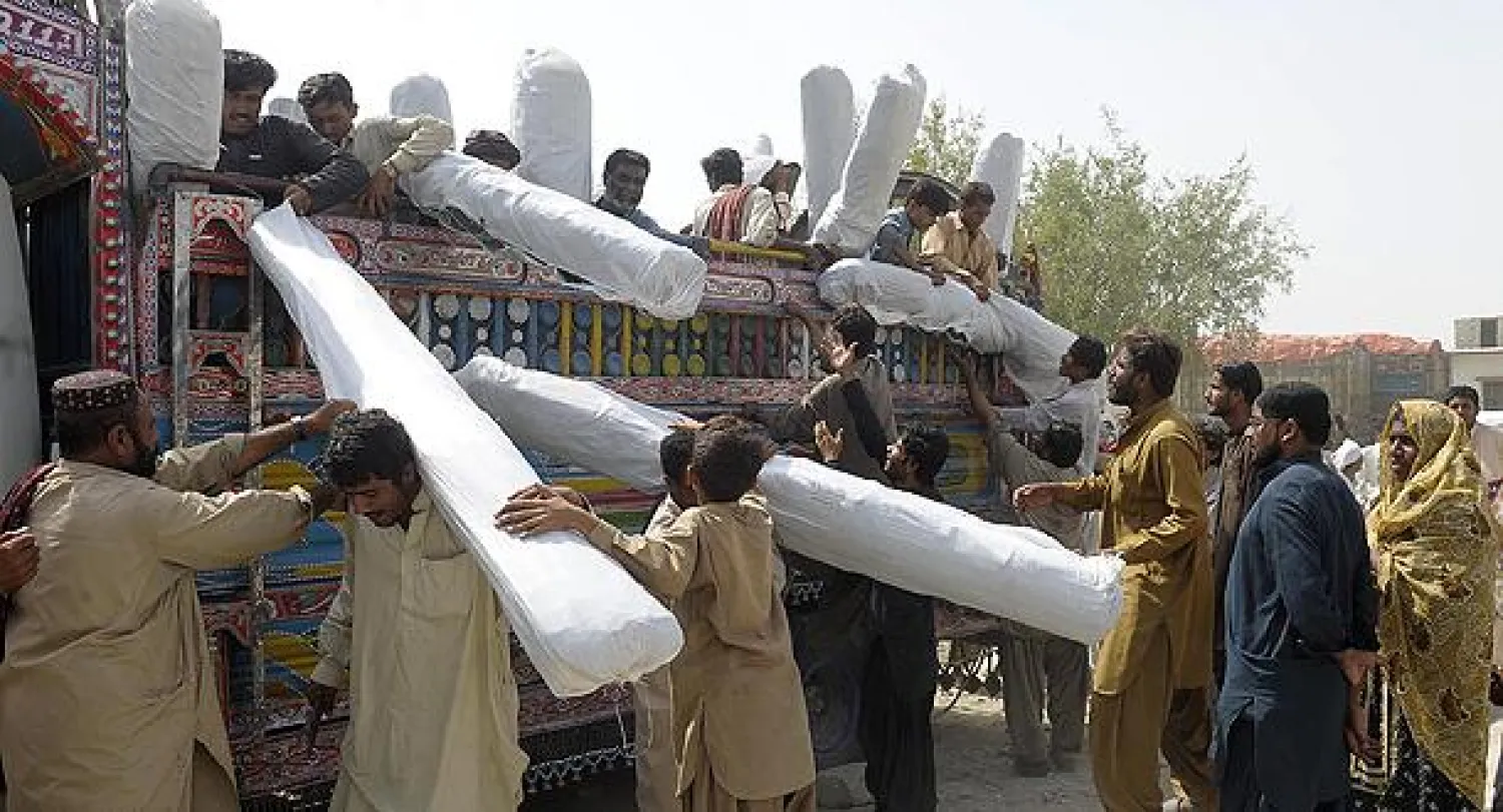 ناجون من الزلزال يتلقون مساعدات في منطقة أوران بإقليم بلوشستان أمس (أ.ف.ب)