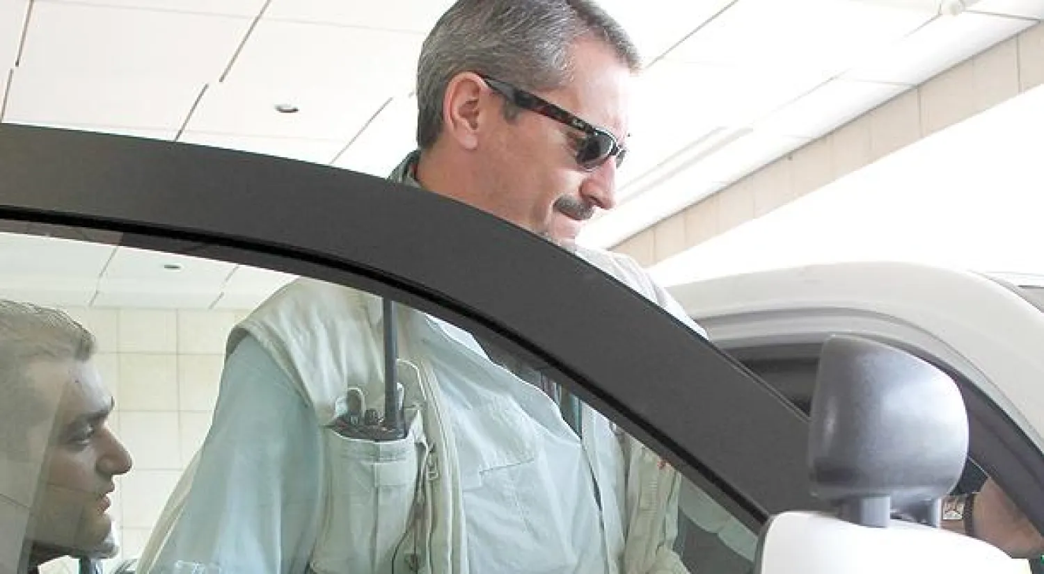 عنصر من فريق التفتيش التابع للأمم المتحدة للتحقيق  في انتهاكات الكيماوي في سوريا قبل مغادرة فندق في دمشق  لمعاينة أحد المواقع أمس (رويترز)