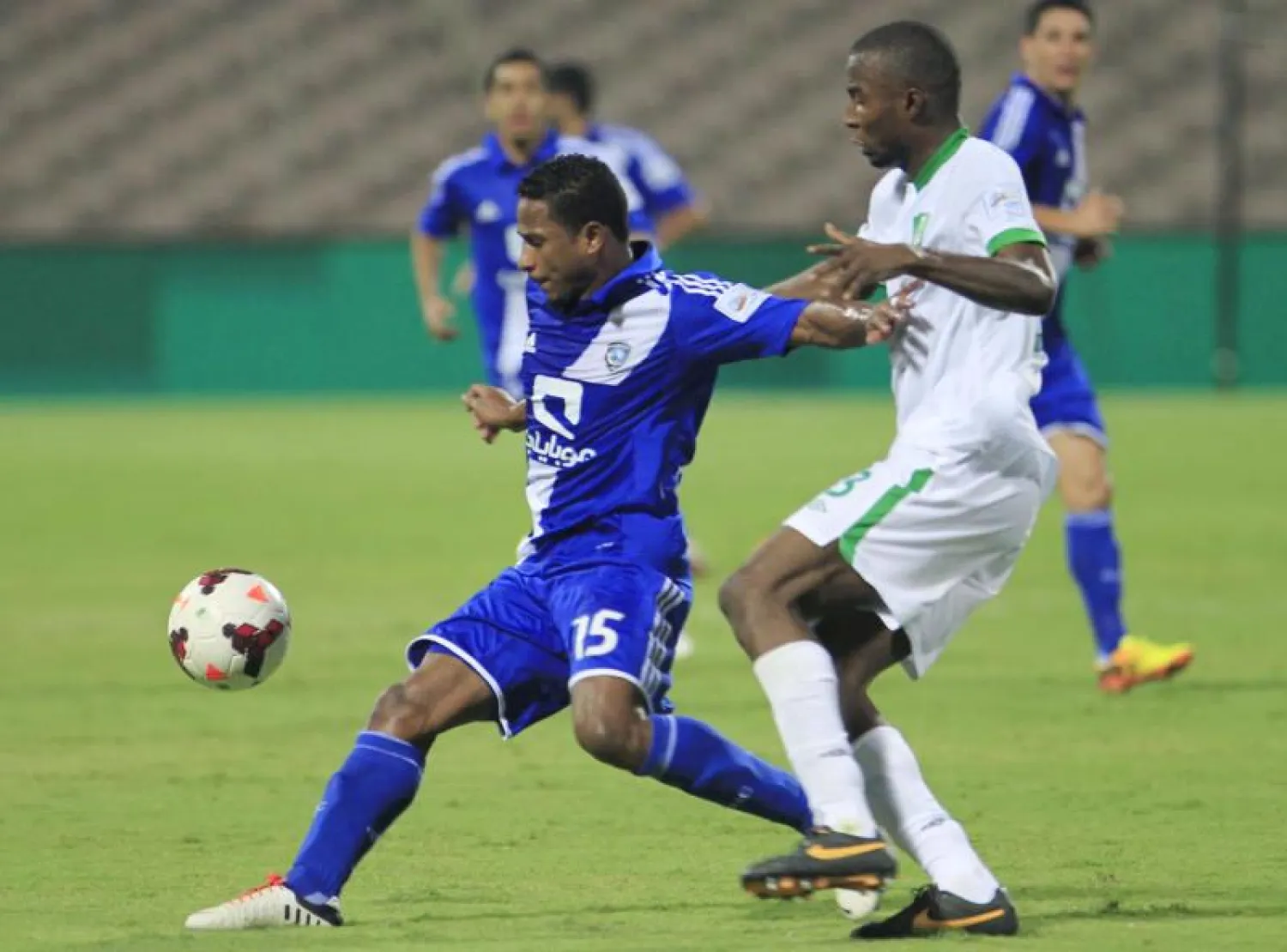 الأهلي والهلال يلهبان المدرجات في دقيقتين ويكتفيان بالتعادل في «الكلاسيكو» السعودي