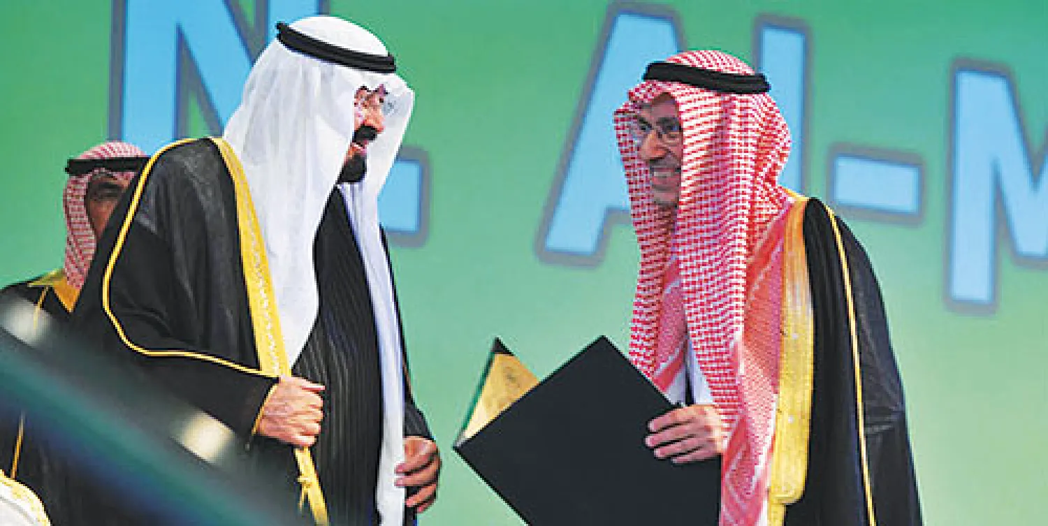 الملك عبد الله بن عبد العزيز يسلم الدكتور المانع جائزة الملك فيصل العالمية في اللغة والأدب لعام 2009