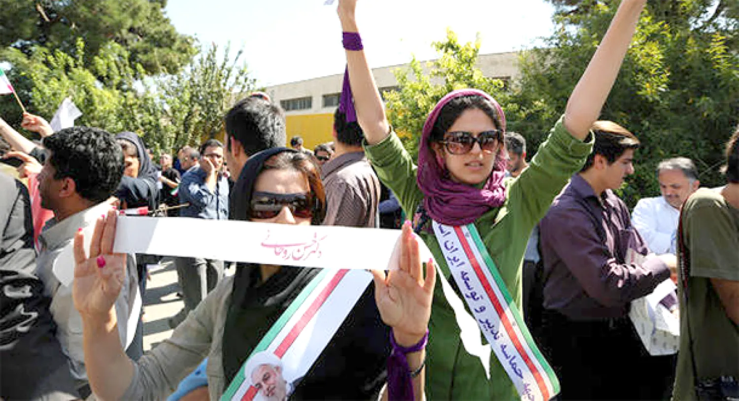 مئات من أنصار روحاني استقبلوه استقبال الأبطال عند وصوله طهران (أ.ف.ب)