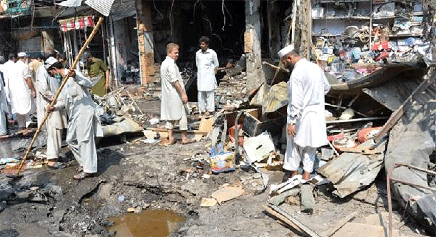 آثار الخراب والتدمير عقب تفجير سيارة مفخخة في سوق بيشاور أمس (أ.ف.ب)