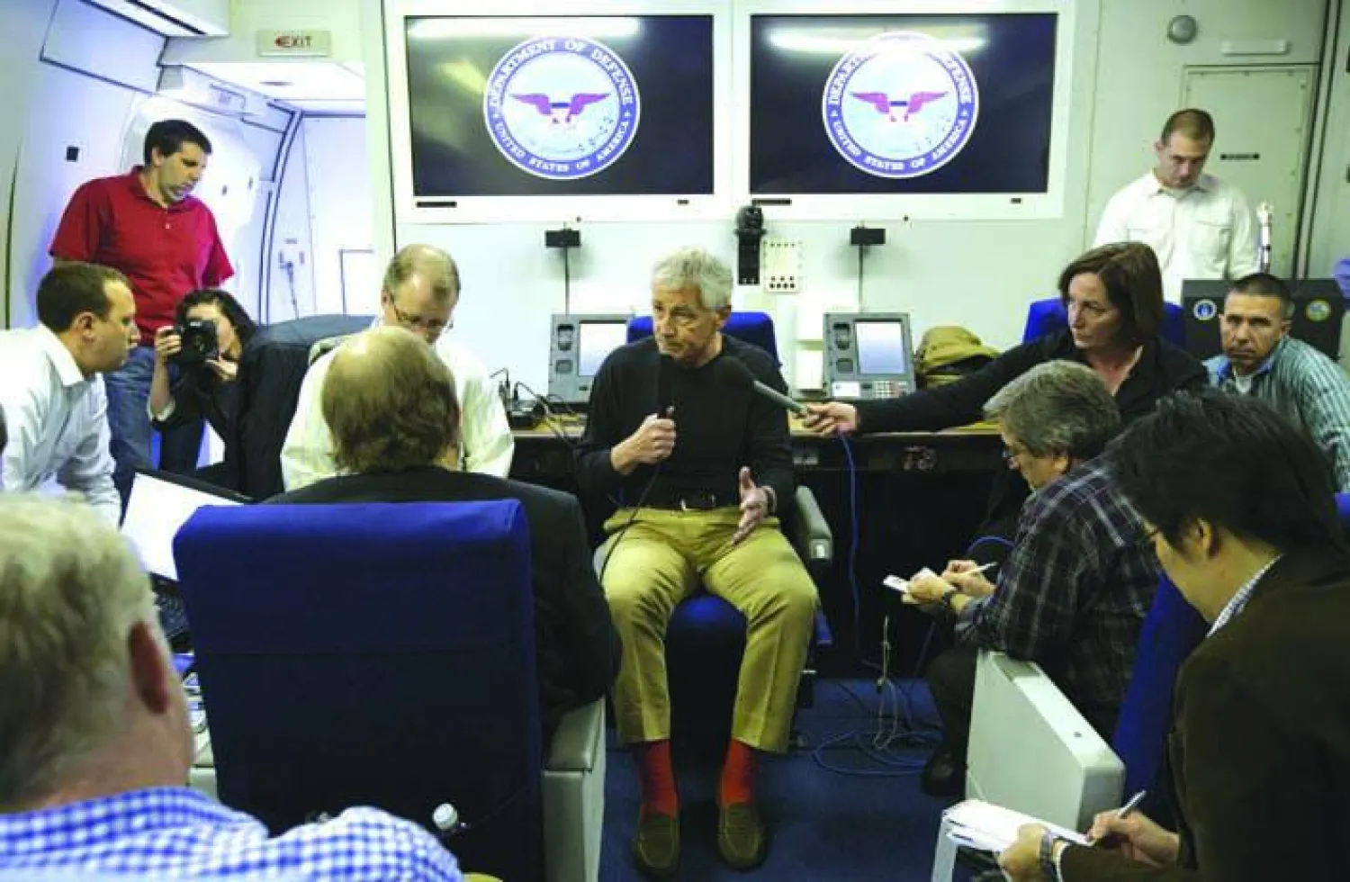 وزير الدفاع الأميركي تشاك هيغل متحدثا للصحافيين على متن طائرة عسكرية (أ.ف.ب)