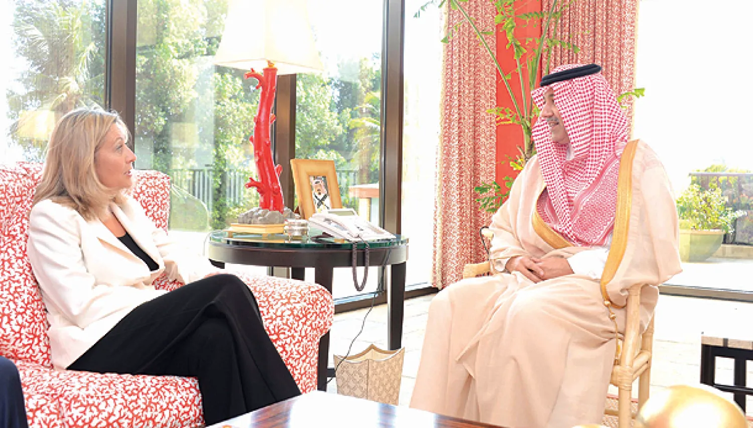 الأمير عبد العزيز بن عبد الله لدى استقباله نائبة وزير الخارجية الفرنسي في جدة أمس (واس)