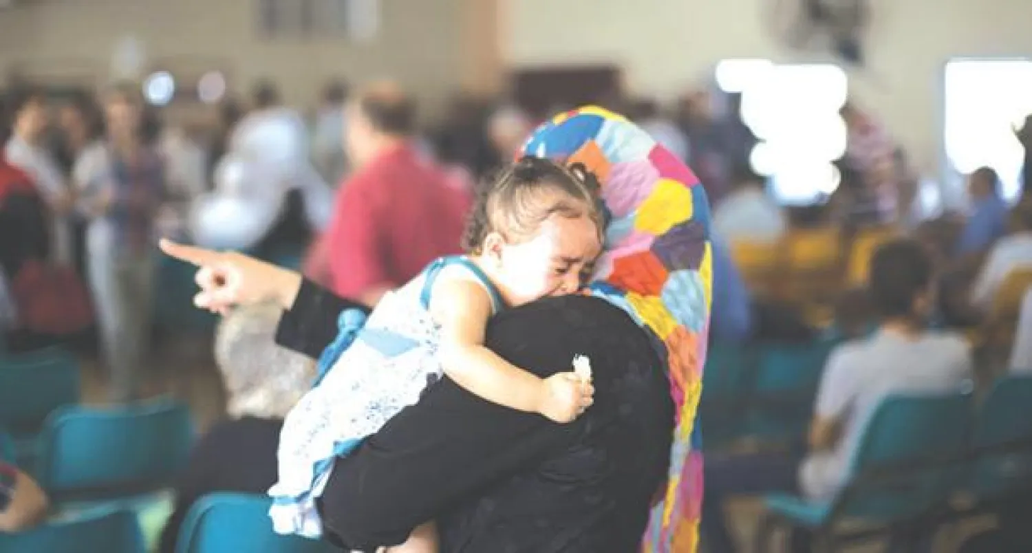 فلسطينية تحمل رضيعها في معبر رفح أمس في انتظار السماح لها بدخول الأراضي المصرية. وكانت الحكومة المصرية أعادت أول من أمس فتح المعبر البري مع قطاع غزة جزئيا أمام أصحاب الحالات الإنسانية من المرضى وحاملي الإقامات الخارجية والطلبة، وذلك بعد ثمانية أيام متتالية من إغلاقه (إ.ف.ب)