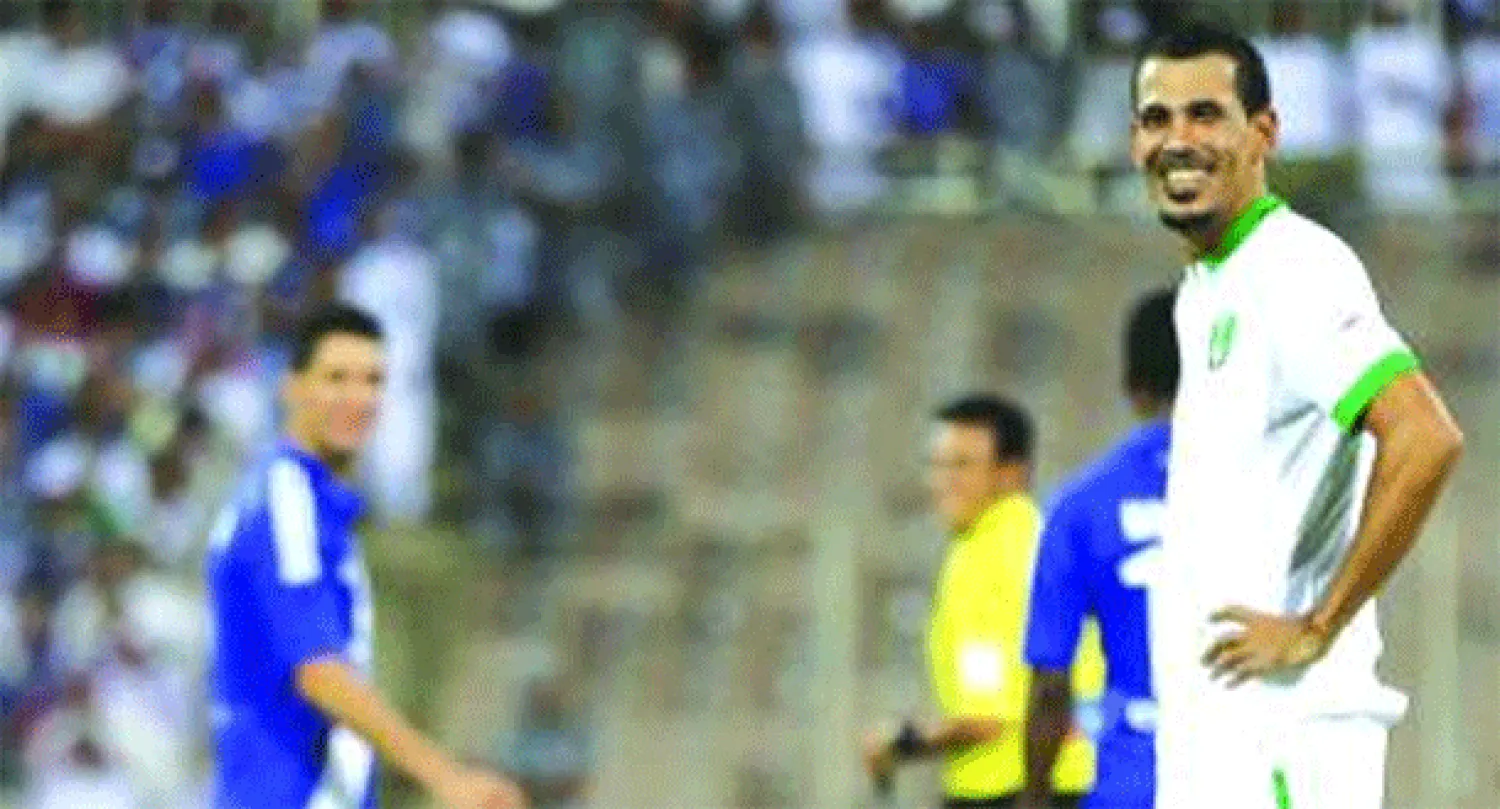 يونس محمود مبتسما وهو يشاهد السيارة الناقلة لكرة القدم في مباراة فريقه أمام الهلال (تصوير: خضر الزهراني)