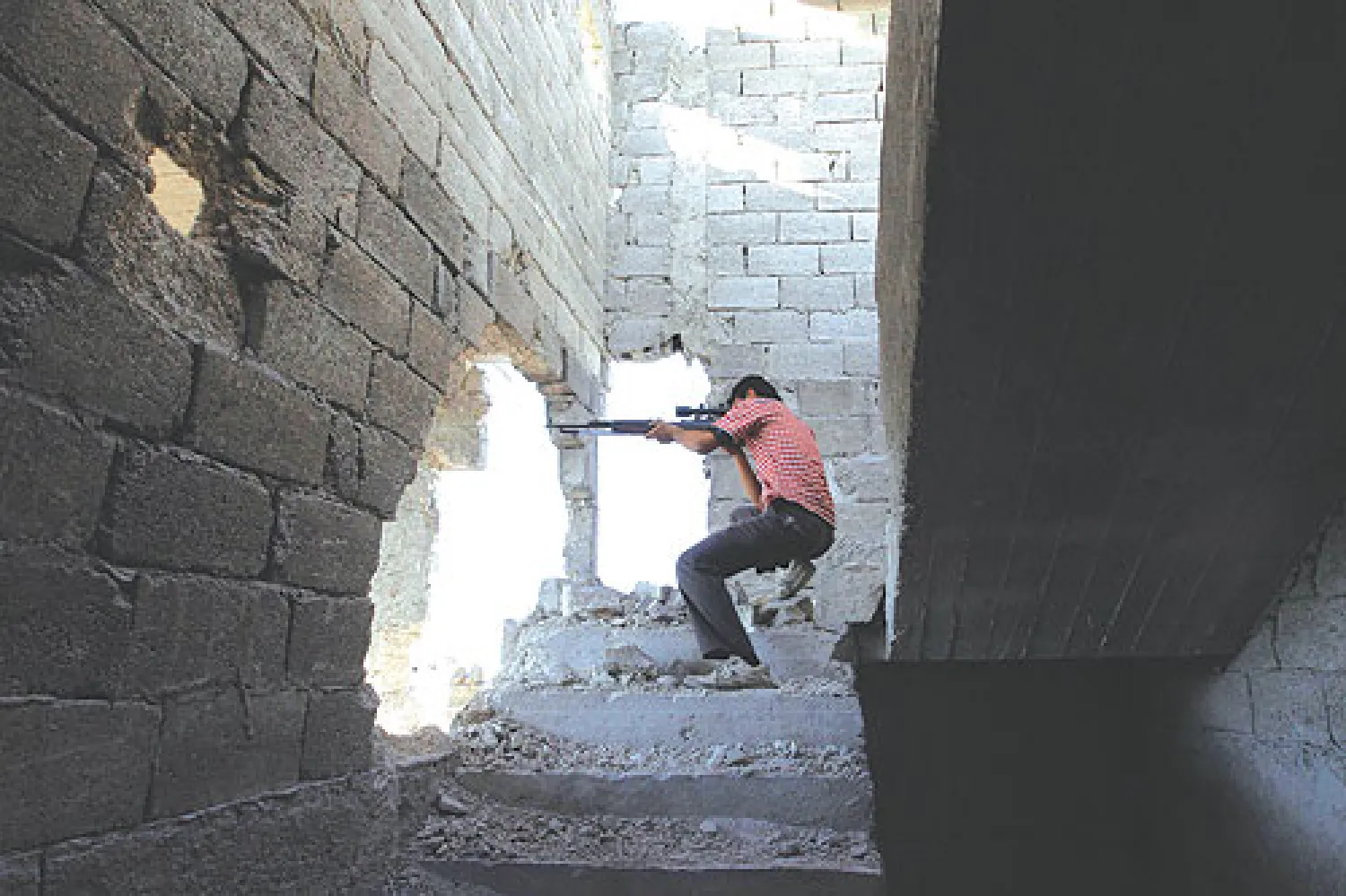 قناص في {الجيش الحر} في حلب (رويترز)