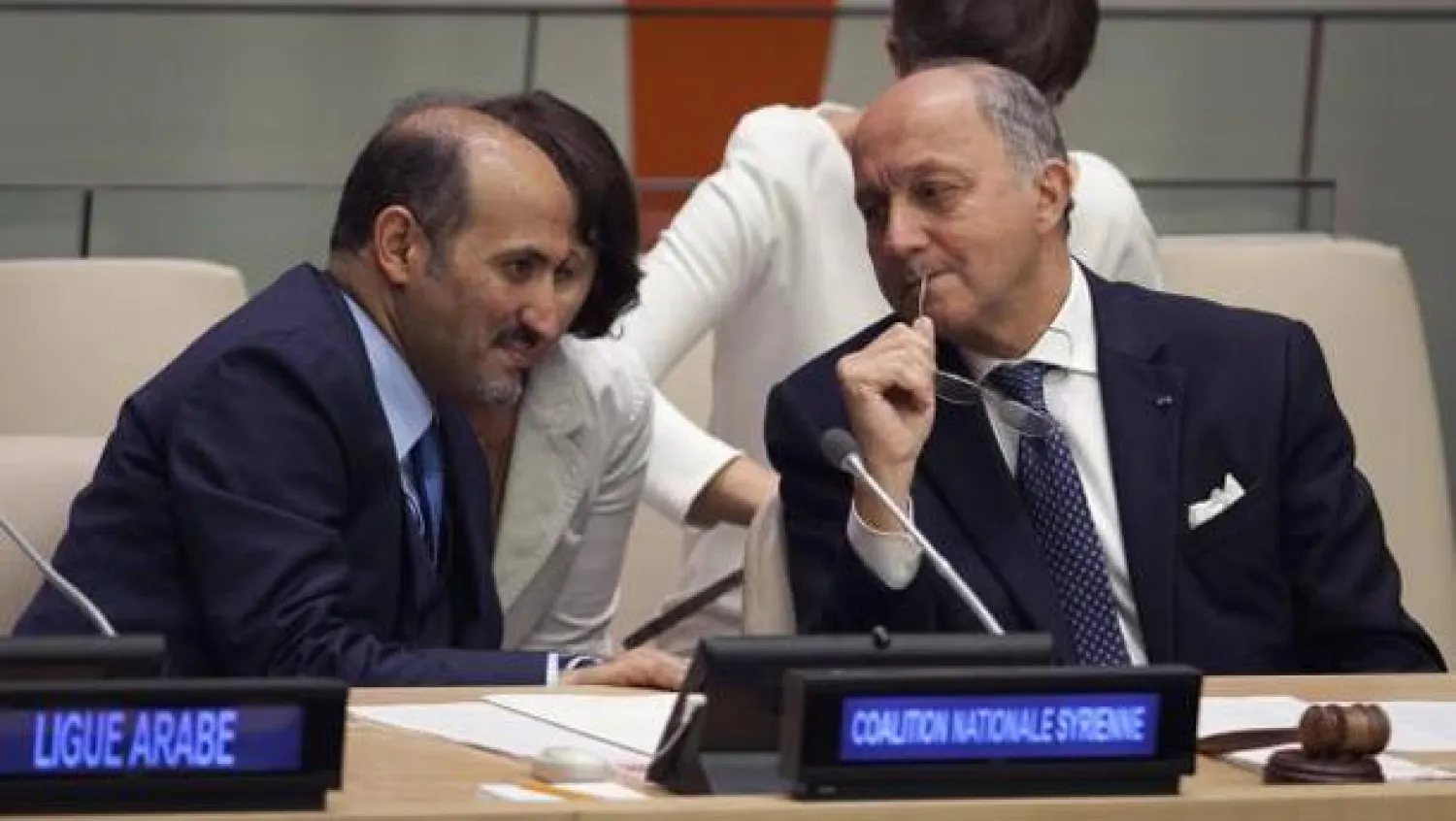 وزير الخارجية الفرنسي لوران فابيوس يتحدث مع أحمد الجربا رئيس الائتلاف الوطني السوري في نيويورك