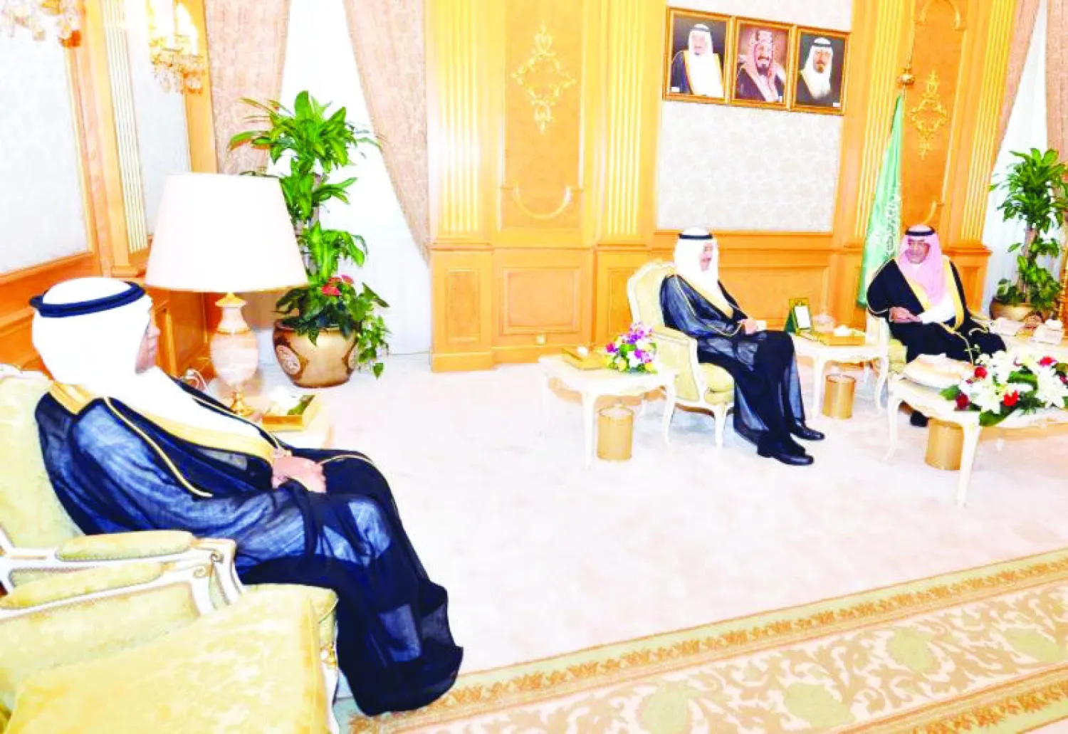 النائب الثاني يستقبل وزير الاقتصاد والتخطيط السعودي ونائبه الجديد