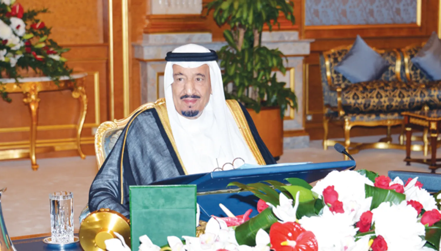 الأمير سلمان بن عبد العزيز لدى ترؤسه جلسة مجلس الوزراء في جدة أمس (واس)