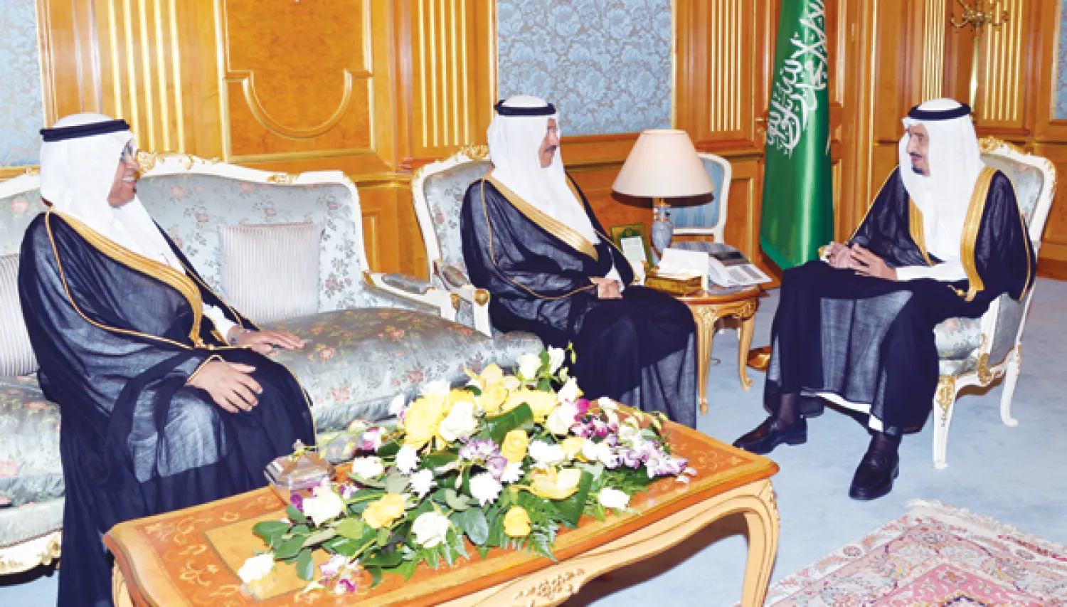 الأمير سلمان بن عبد العزيز لدى استقباله الوزير الجاسر يرافقه محمد الدهام في جدة أمس (واس)