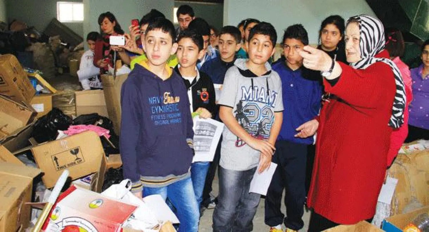 مقلد تشرح لطلاب المدارس عملية فرز النفايات داخل المعمل