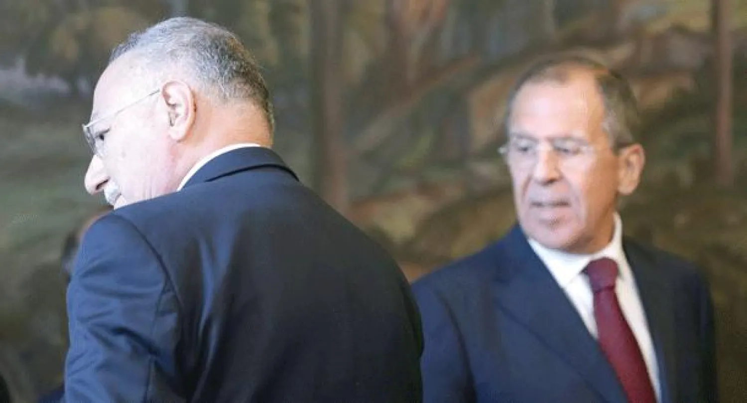 وزير الخارجية الروسي سيرغي لافروف والأمين العام لمنظمة التعاون الإسلامي أكمل الدين إحسان أوغلي خلال مؤتمر صحافي في موسكو أمس (إ.ب.أ)