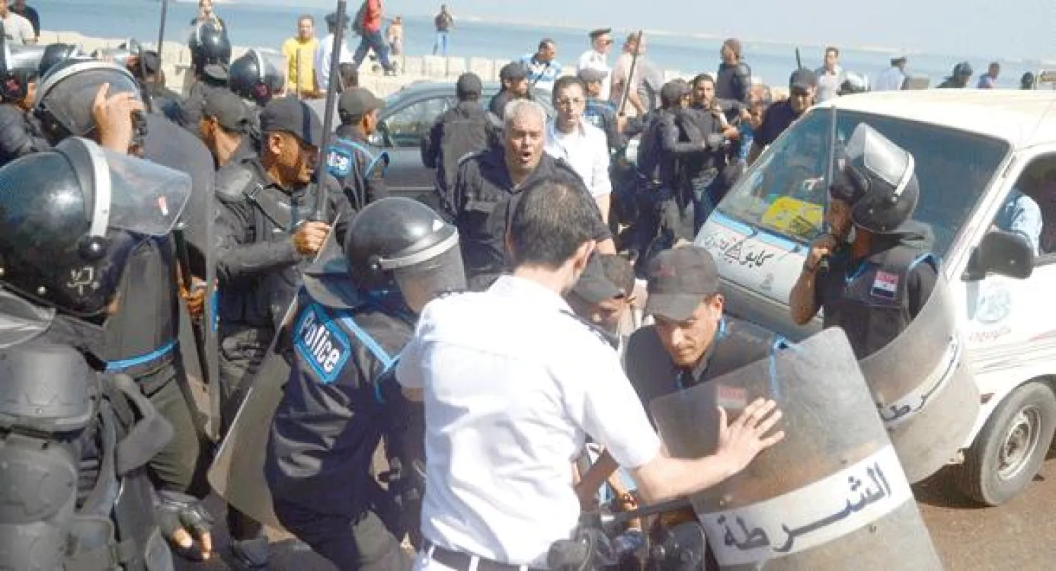 اشتباكات عنيفة وقعت أمس بين قوات الأمن المصري ومئات من النشطاء السياسيين خلال وقفة احتجاجية أقاموها أثناء نظر محكمة جنايات اﻹسكندرية قضية مقتل الشاب «خالد سعيد» قبل ثلاث سنوات والمتهم فيها اثنان من رجال الشرطة (أ.ف.ب)