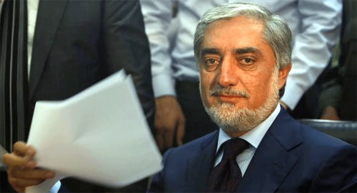 المعارض الأفغاني عبد الله عبد الله يتقدم بأوراق ترشحه إلى لجنة الانتخابات في العاصمة كابل أمس (رويترز)