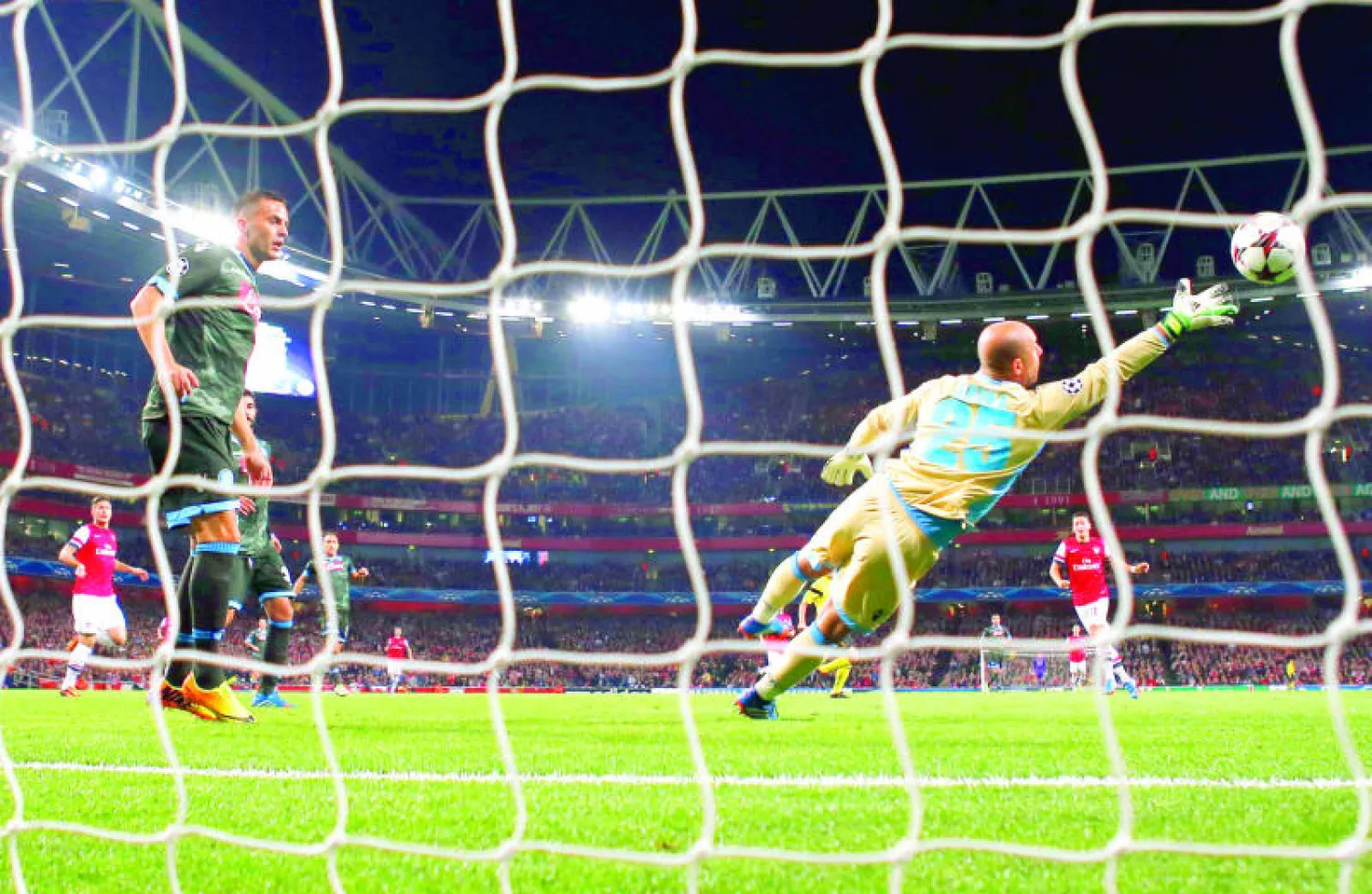 انتصارات مهمة لبرشلونة وآرسنال وأتليتكو وشالكه تعزز من فرصها في دوري الأبطال