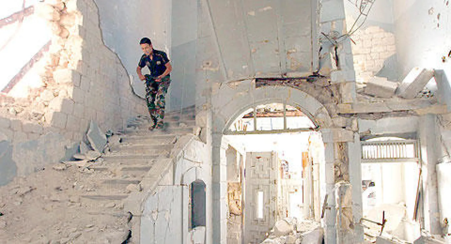 مقاتل من الجيش الحر في أحد المباني المدمرة في حلب (أ.ف.ب)