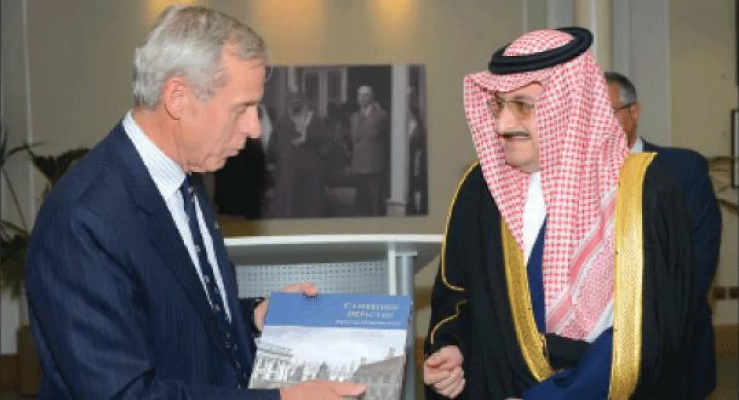 السفير السعودي في لندن يستمع إلى محاضرة البارونة سايمونز حول العلاقات السعودية - البريطانية التي ألقتها على هامش افتتاح السفير لمعرض الصور النادرة لزيارة الأميرة «آليس» للمملكة (واس)