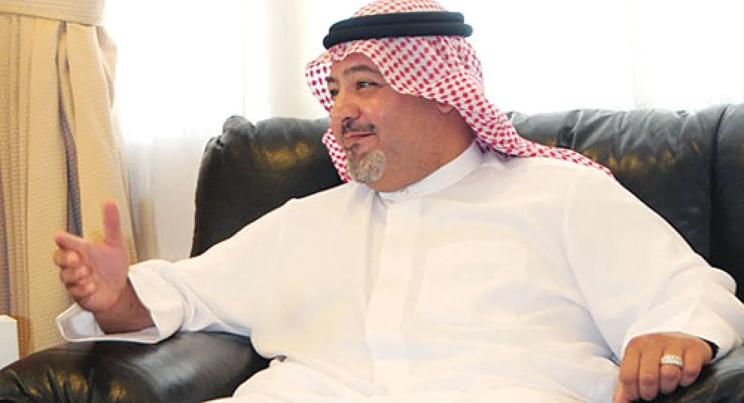 دعا الشيخ خالد بن علي آل خليفة، وزير العدل والشؤون الإسلامية والأوقاف البحريني، عضو الفريق الوزاري الممثل للحكومة في حوار التوافق الوطني، إلى الوقوف صفا واحدا ضد محاولات تغيير وتزييف تاريخ البحرين والتعدي على مكتسباته من أجل فرض أي أجندة خارج الإطار الوطني والهوية الجامعة، وقال لـ«الشرق الأوسط» ...