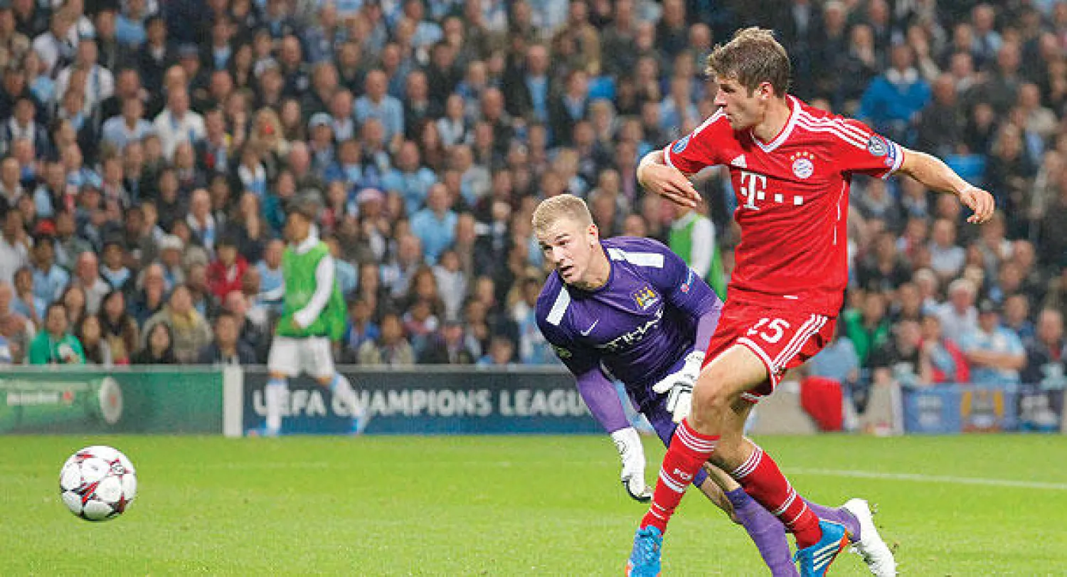 مولر مهاجم بايرن ميونيخ يراوغ هارت حارس مانشستر سيتي ليسجل ثاني أهداف فريقه (أ.ب)