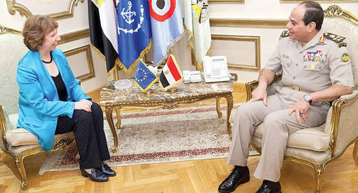 كاثرين آشتون الممثل الأعلى للسياسة الخارجية والأمنية بالاتحاد الأوروبي خلال لقائها وزير الدفاع الفريق أول عبد الفتاح السيسي أمس (رويترز)