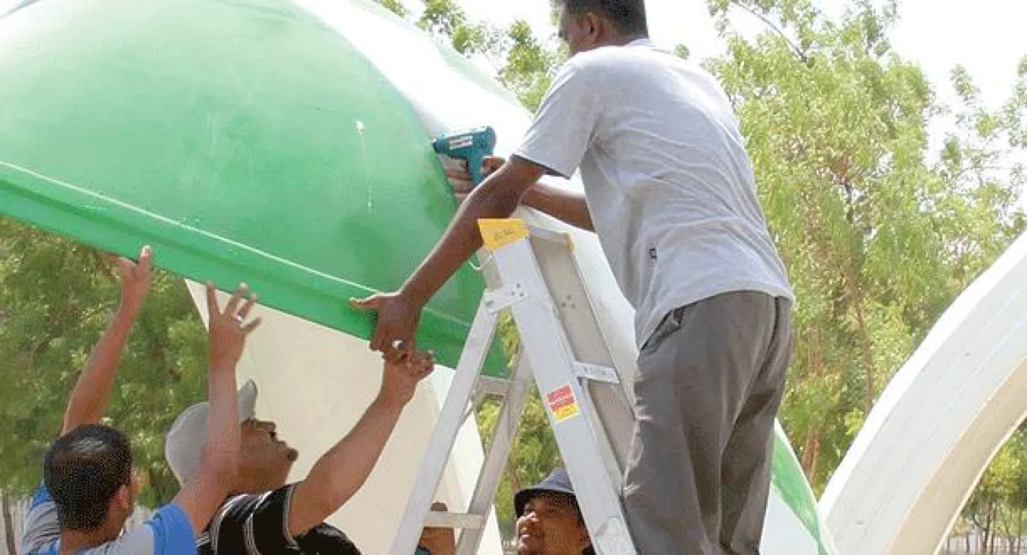 جانب من عمليات تركيب الخيام في مشعر عرفة أول من أمس (تصوير: أحمد حشاد)