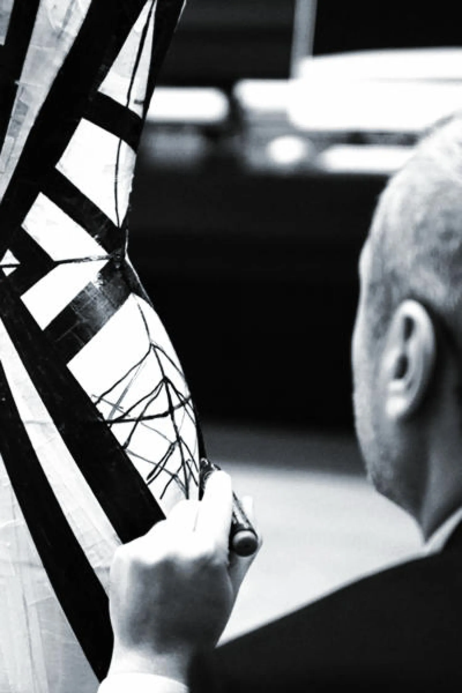 إيلي صعب يصمم قنينة «إيفيان» الجديدة.. بالدانتيل