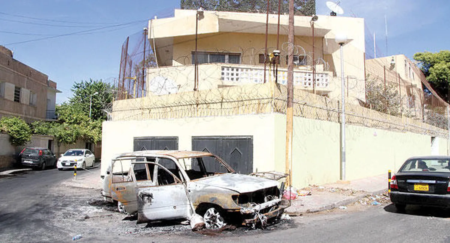 مبنى السفارة الروسية في طرابلس الذي تعرض للهجوم وبدت سيارة محترقة امامه (أ.ب)