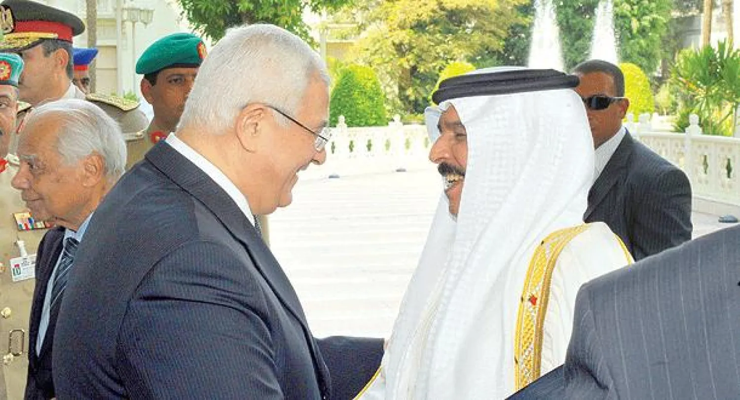 الرئيس المصري المؤقت عدلي منصور خلال استقباله العاهل البحريني الملك حمد بن عيسي آل خليفة في القاهرة أمس (إ.ب.أ)
