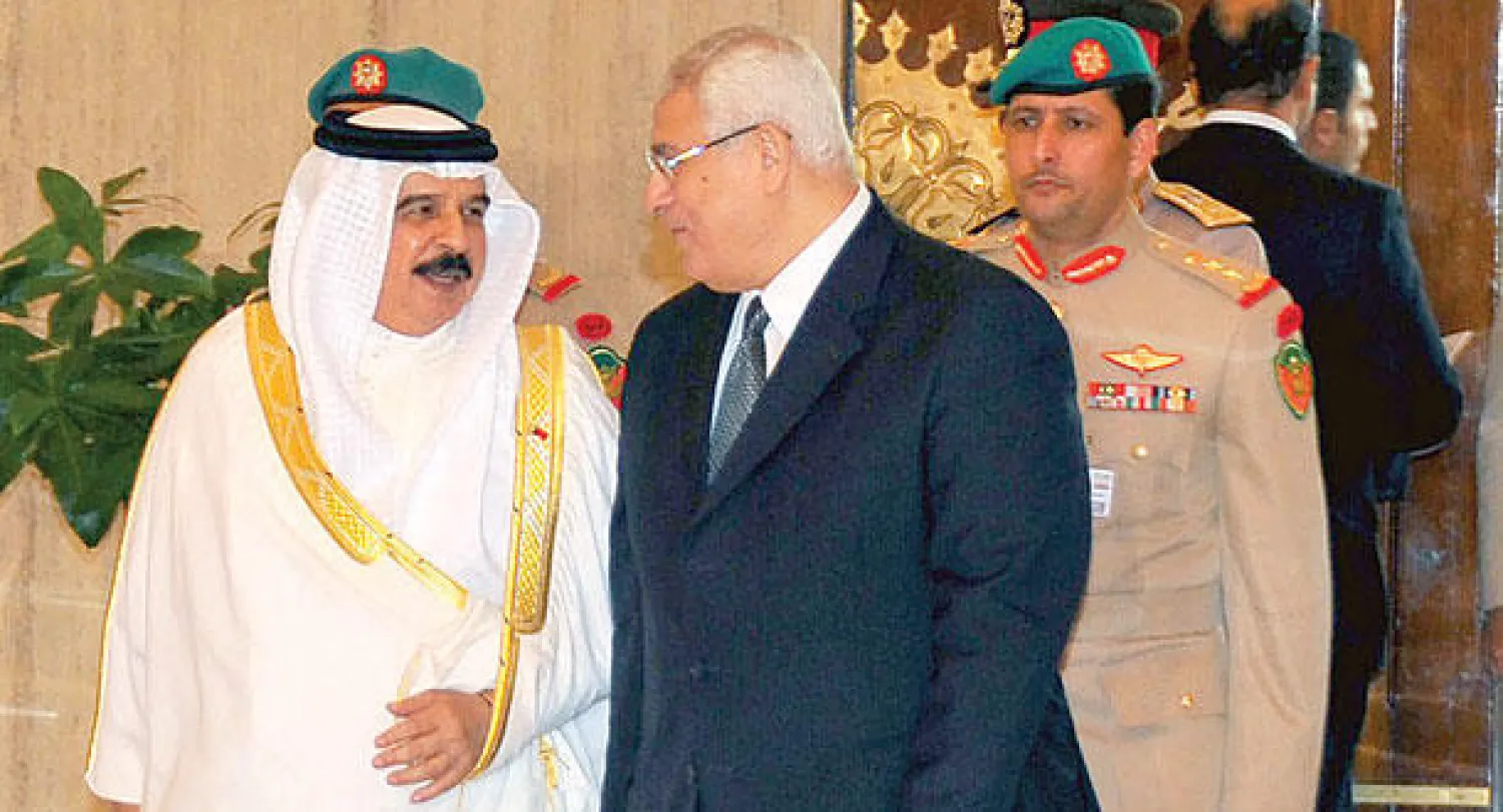 الرئيس المصري عدلي منصور مع عاهل البحرين الملك حمد بن عيسى آل خليفة قبل مباحثاتهما أمس  (إ.ب.أ)