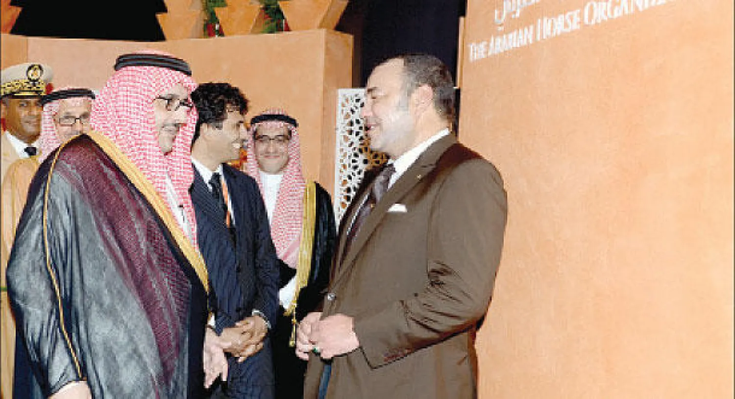 الملك محمد السادس لدى زيارته جناح منظمة الجواد العربي  في معرض الفرس المنظم في مدينة الجديدة المغربية («الشرق الأوسط»)