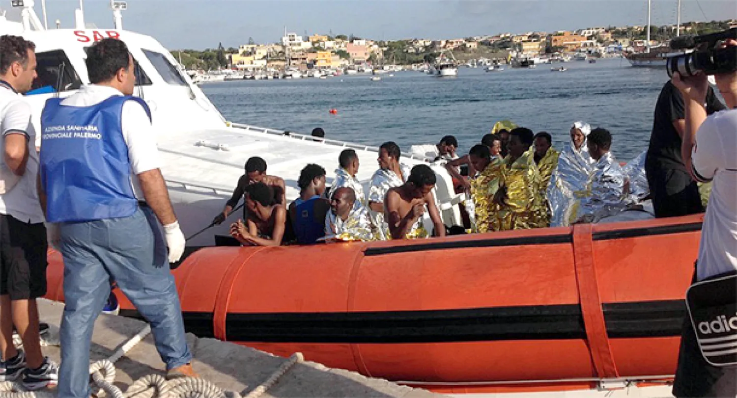 مشهد لمجموعة من الناجين الذين وصل عددهم 140 على الأقل من حادث غرق القارب قبالة الساحل الجنوبي لإيطاليا (رويترز)
