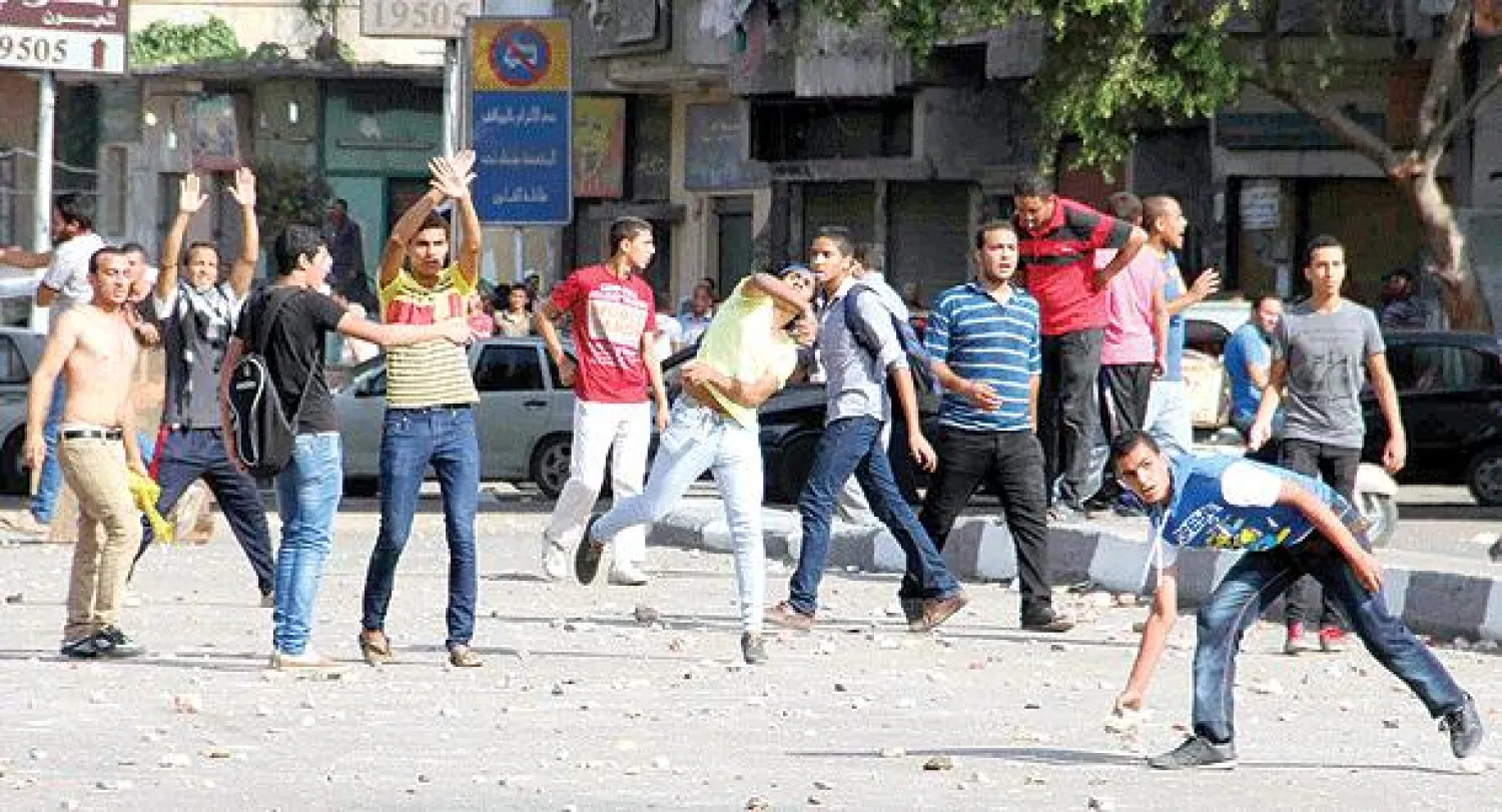 اشتباكات بين أنصار الإخوان ومعارضيهم بعد صلاة الجمعة بوسط القاهرة أمس (أ.ف.ب)