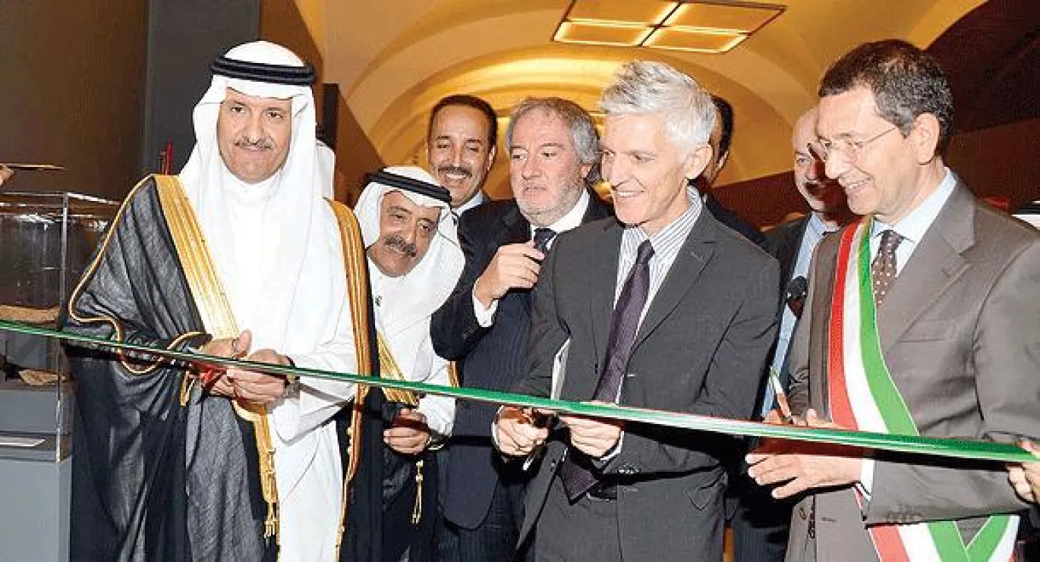 الأمير سلطان بن سلمان لدى تدشينه ملتقى الحضارات بمتحف «فتريانو» في روما أمس (واس)