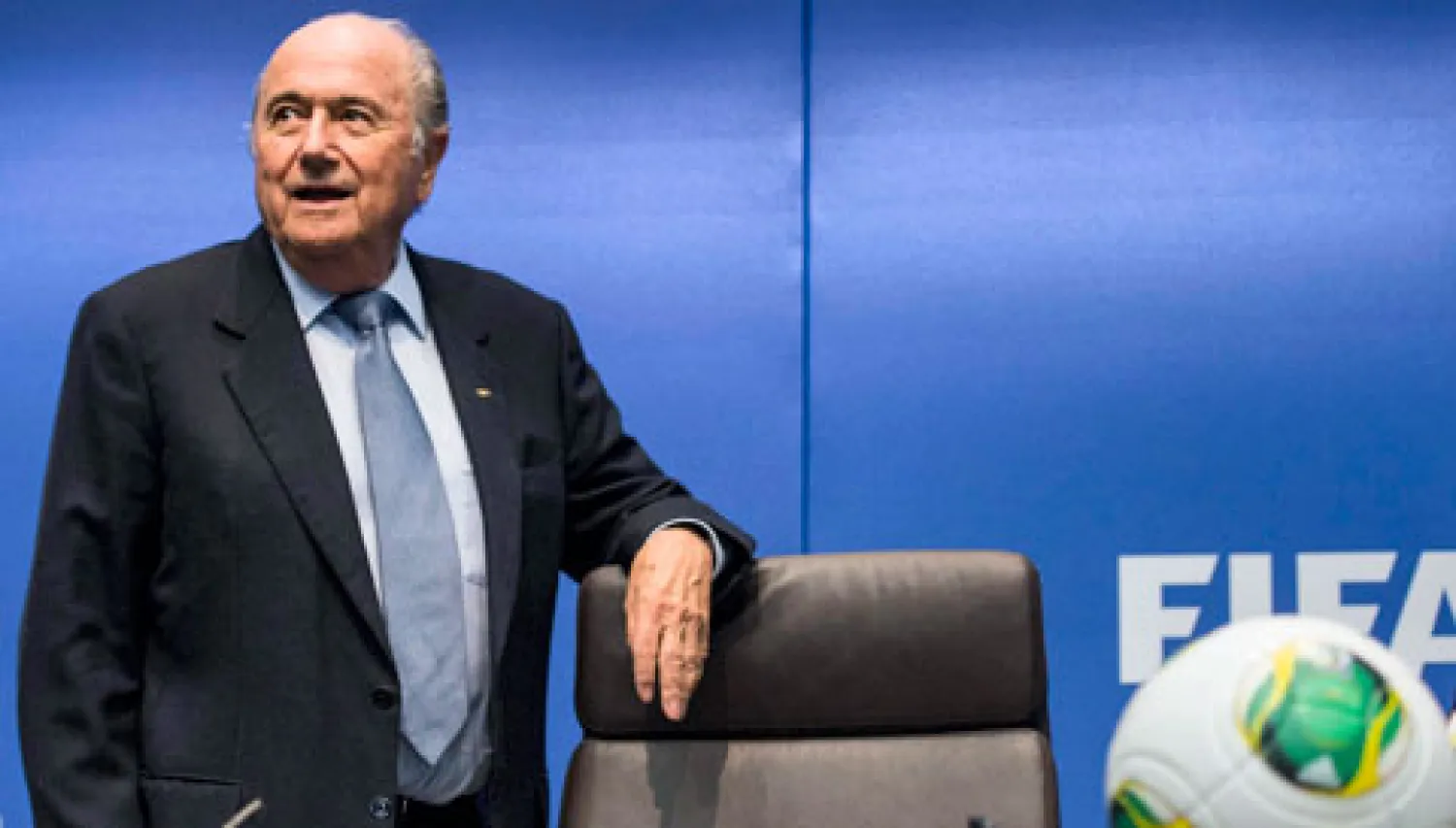 بلاتر خلال ترؤسه لاجتماعات الفيفا أمس (إ.ب.أ)
