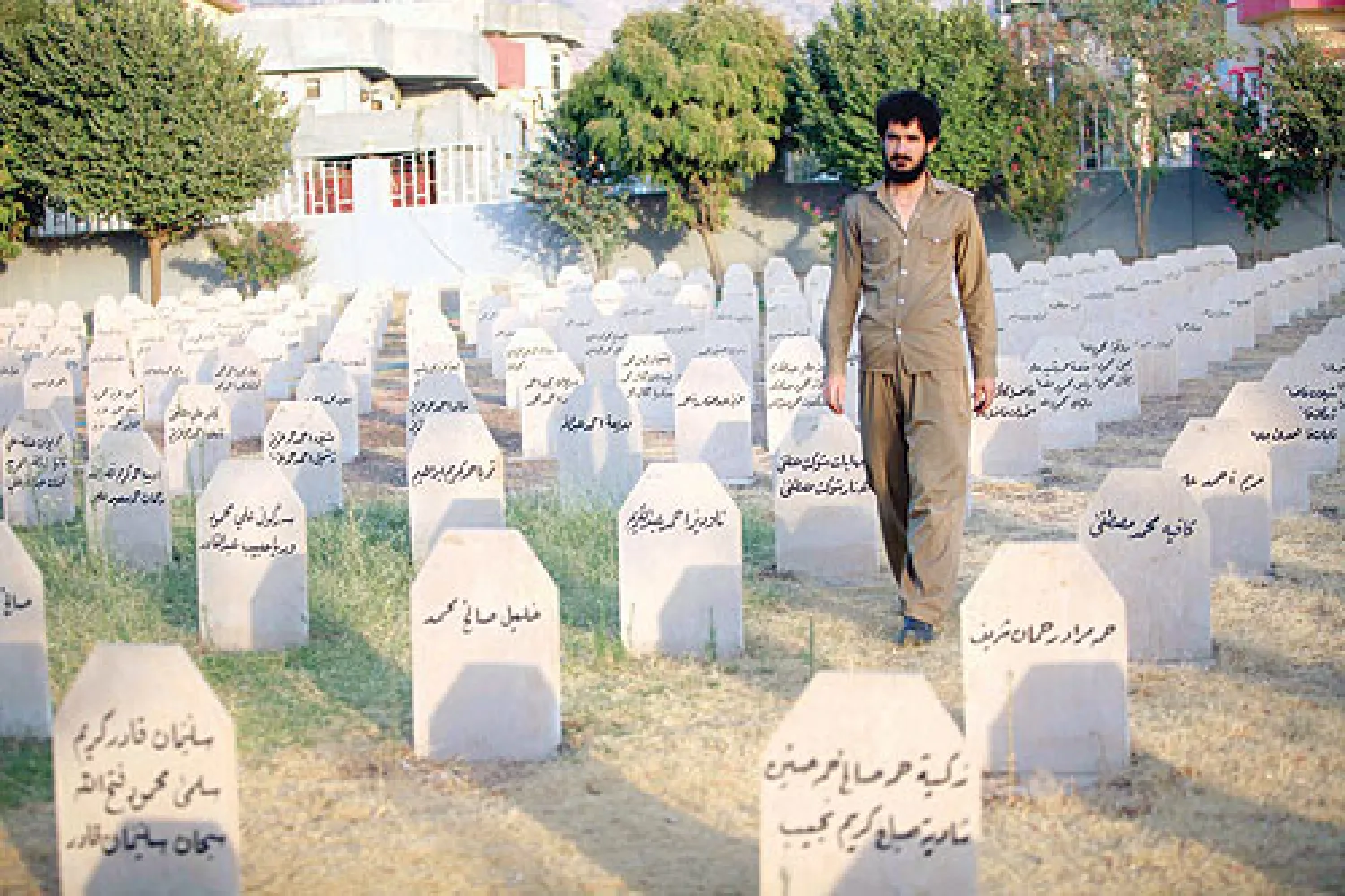 مواطن عراقي كردي يزور مقبرة مخصصة لضحايا مدينة حلبجة التي تعرضت لهجوم بالاسلحة الكيماوية عام 1988 (رويترز)
