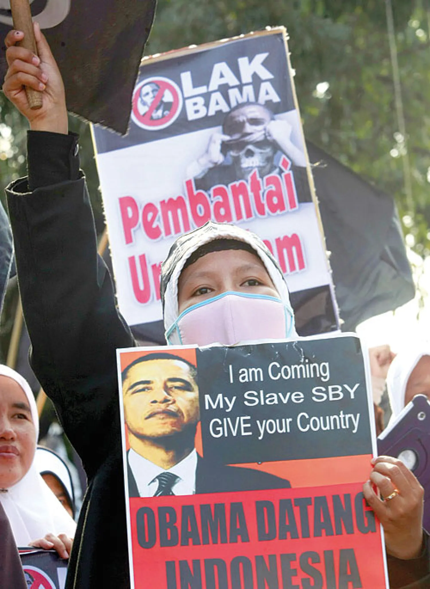 إندونيسيون يتظاهرون أمس ضد قمة «منتدى التعاون في آسيا - المحيط الهادي» اعتبارا من الاثنين ثم قمة آسيان وشرق آسيا في بروناي اعتبارا من الأربعاء (إ.ب.أ)