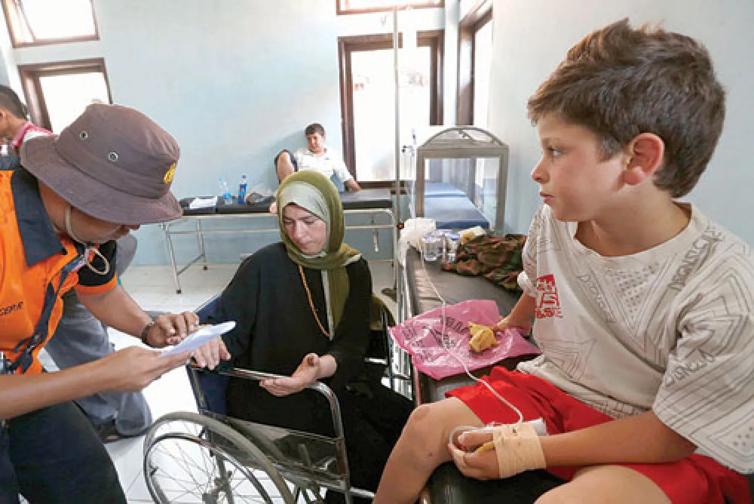 لبنانية فقدت زوجها وأباها بعد غرق العبارة التي كانت تحمل مهاجرين نحو استراليا في أحد المستشفيات بإندونيسيا بعد الحادث (رويترز)